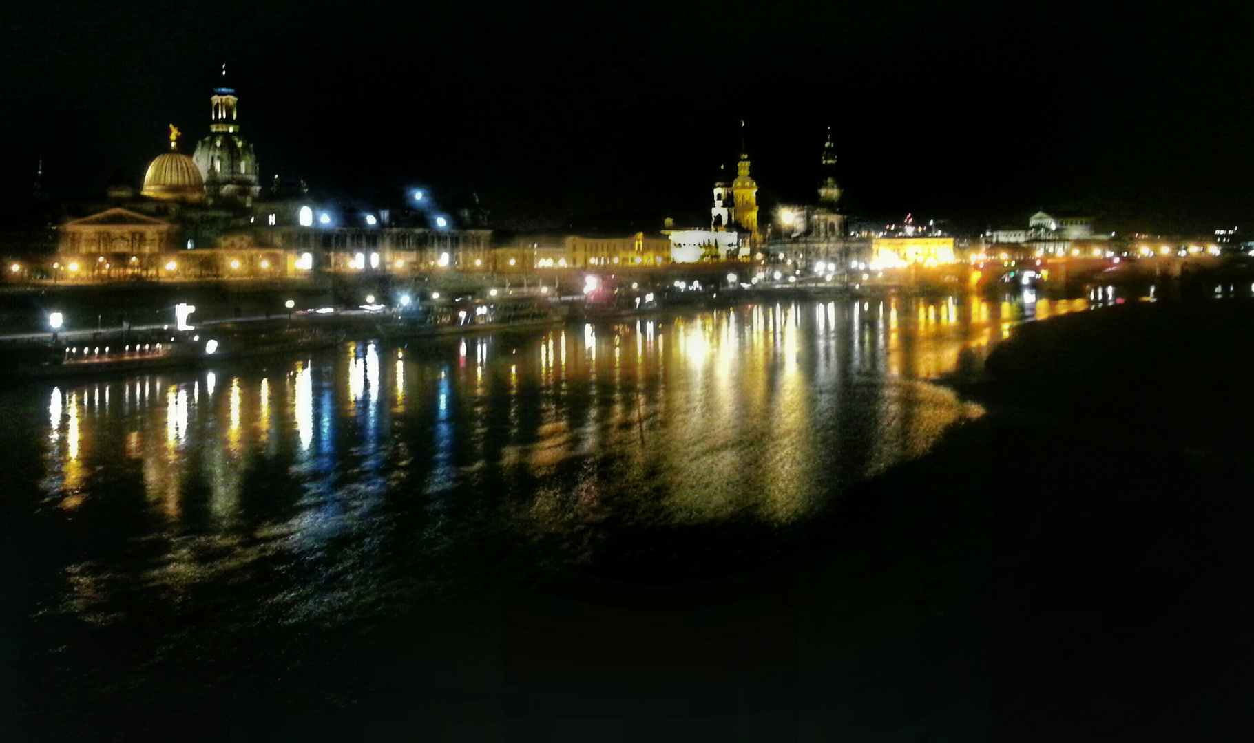 Die Elbe in Dresden bei Nacht