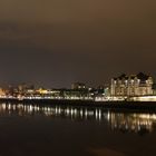 Die Elbe in Dresden in einer kalten Winternacht