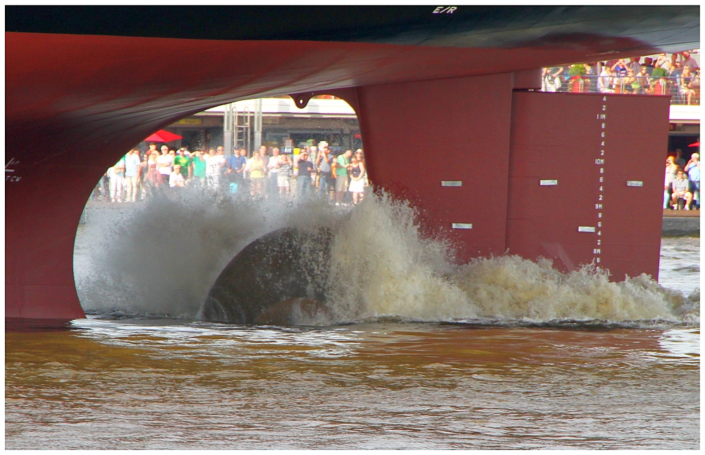 Die Elbe wird gequirlt und alle schauen zu.