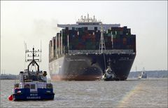 die Elbe wird gleich gesperrt....die "CMA CGM ALEXANDER VON HUMBOLDT" kommt....