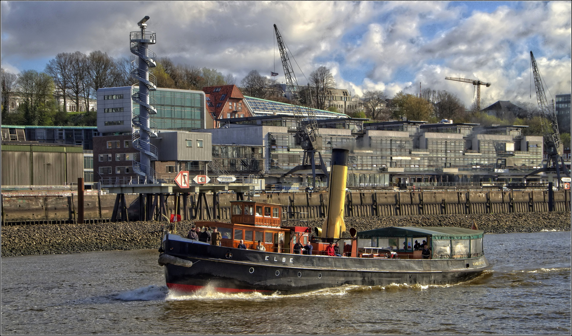 die "ELBE....auf der Elbe