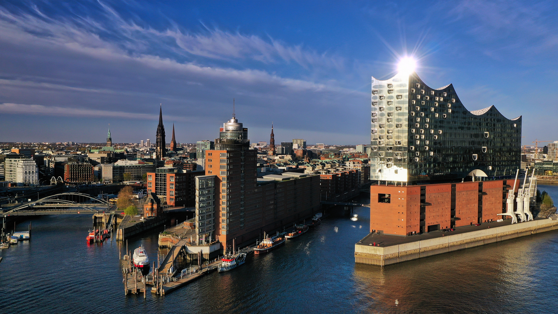 Die Elbphilharmonie aus einer seltenen Perspektive mit einem ‚Highlight‘ von der Sonne...