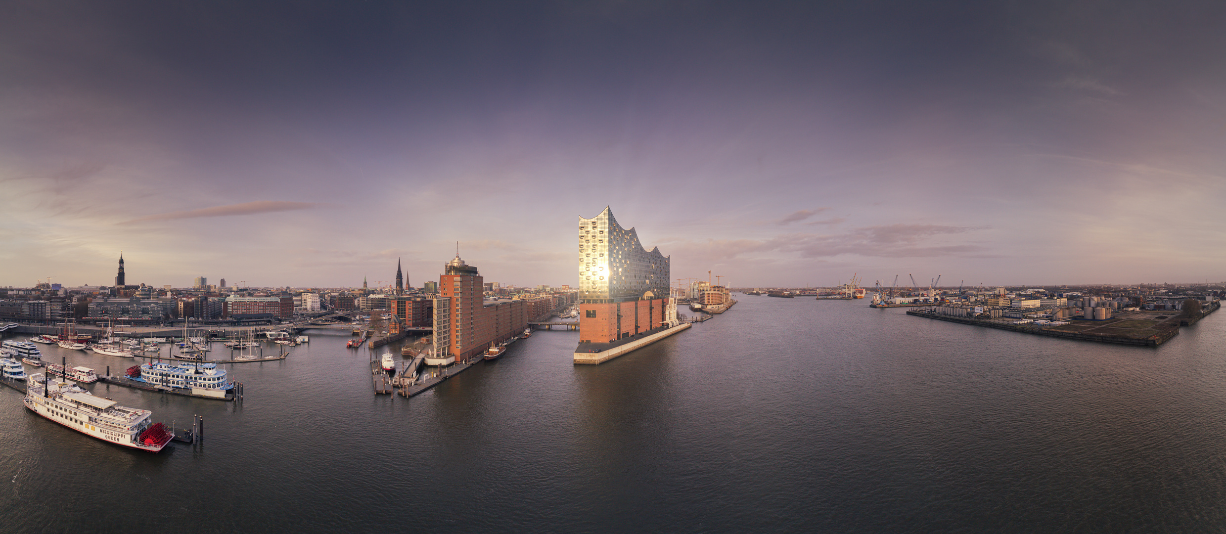 Die Elbphilharmonie bei bestem Sonnenuntergangslicht