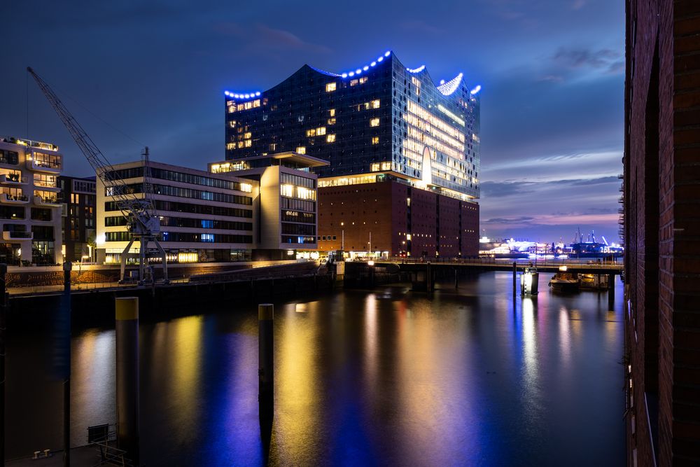 Die Elbphilharmonie bei Nacht