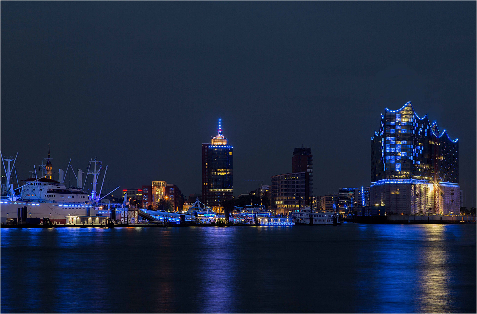 Die Elbphilharmonie bei Nacht....