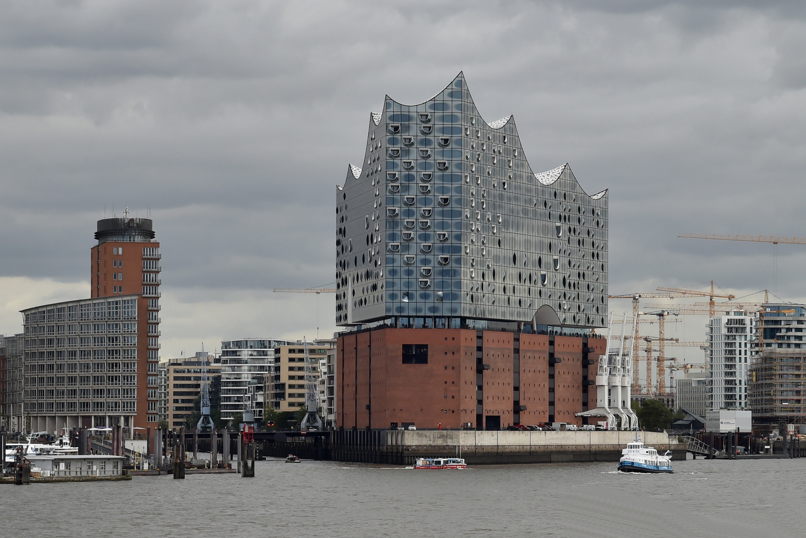 Die Elbphilharmonie bei Schmuddelwetter