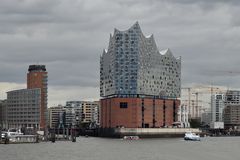 Die Elbphilharmonie bei Schmuddelwetter