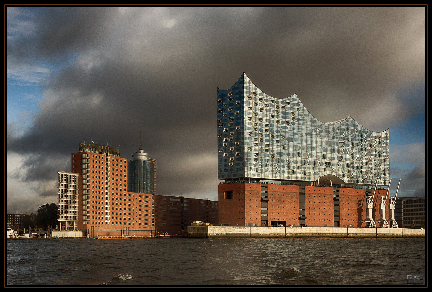 Die Elbphilharmonie bei sehr turbulentem Wetter