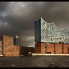 Die Elbphilharmonie bei sehr turbulentem Wetter