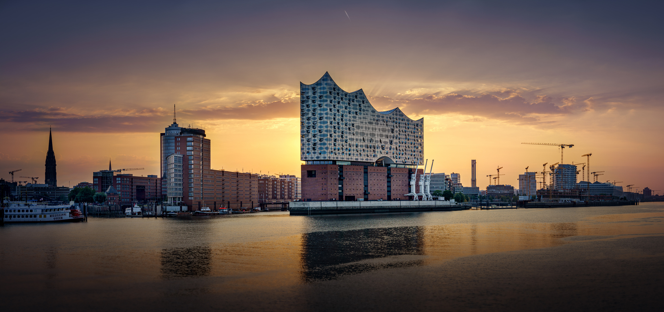 Die Elbphilharmonie bei Sonnenaufgang 