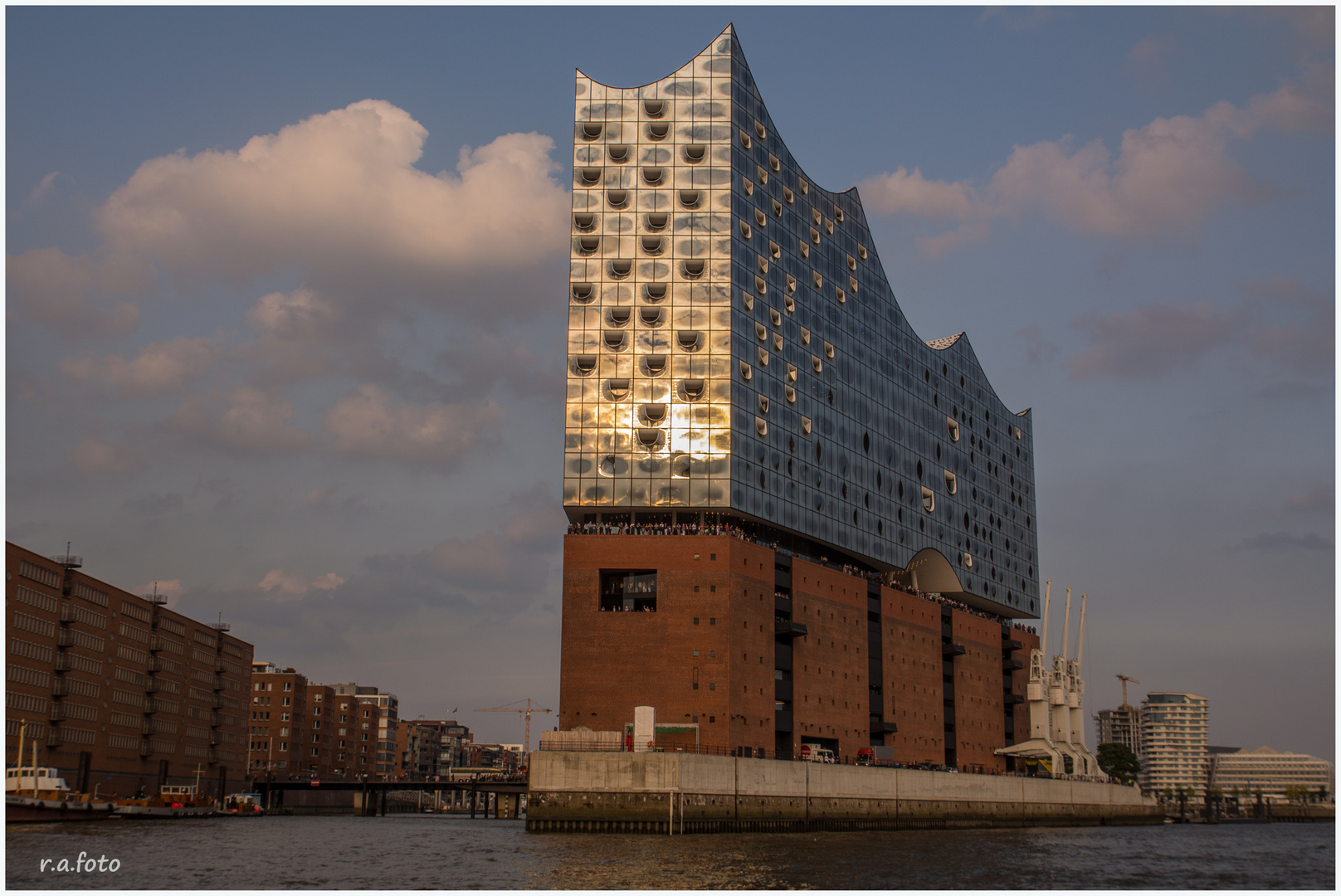 Die Elbphilharmonie bei Sonnenuntergang