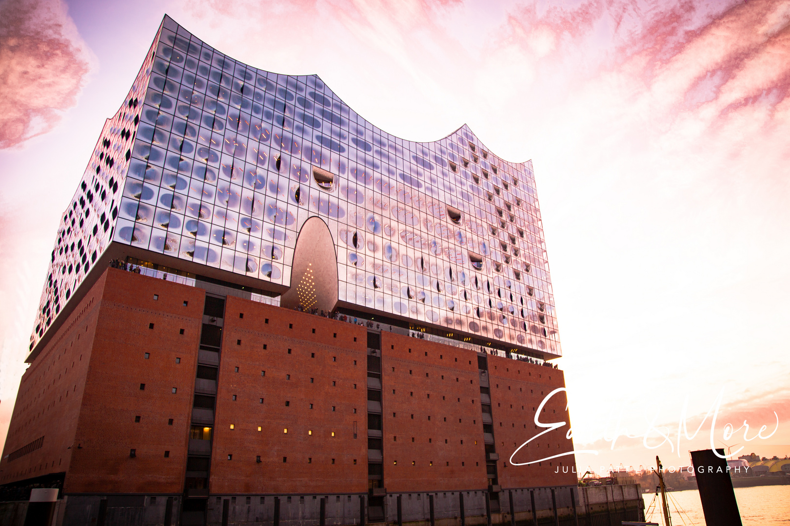 Die Elbphilharmonie bei Sonnenuntergang