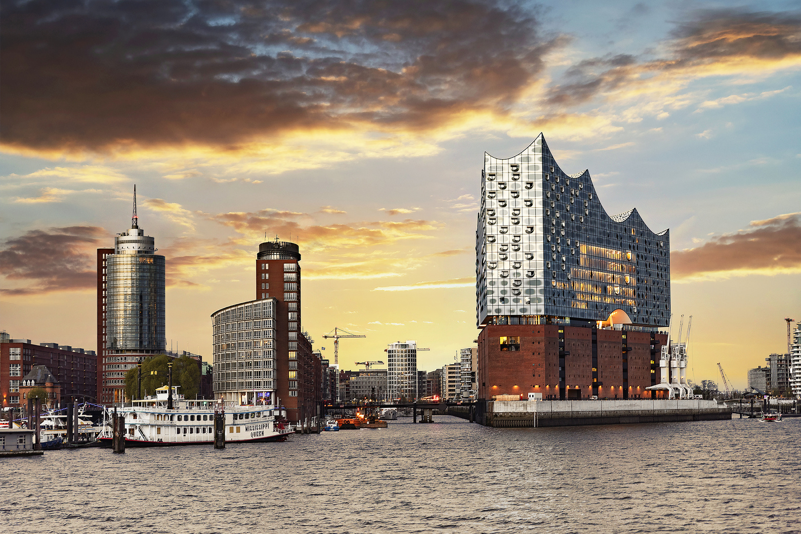 Die Elbphilharmonie bei Sonnenuntergang