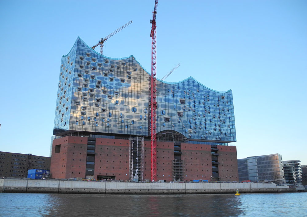 Die Elbphilharmonie im Abendlicht