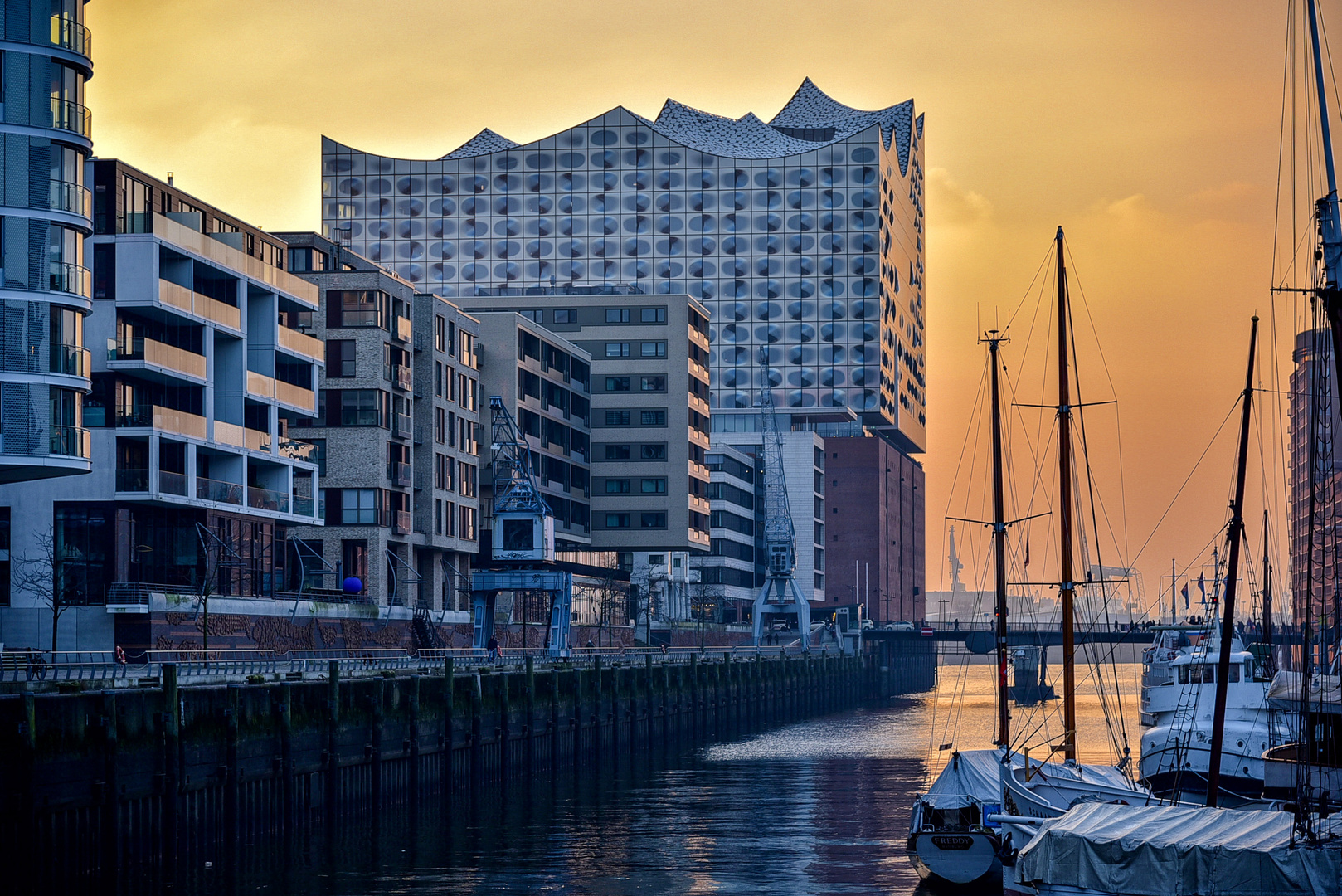  Die Elbphilharmonie  im feurigen Himmel Foto Bild 