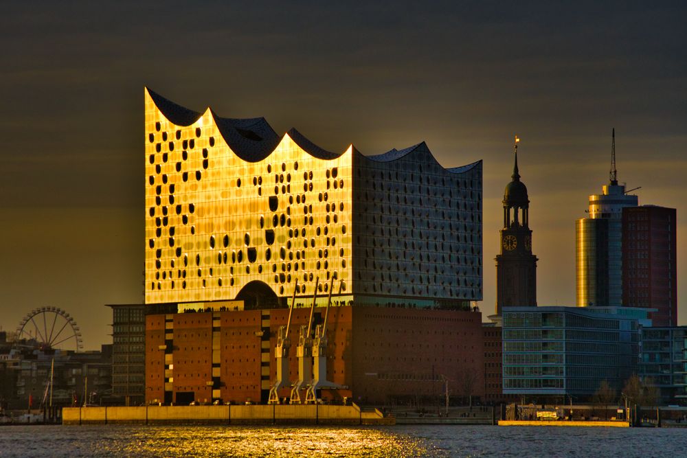 Die Elbphilharmonie im Lichte der untergehenden Sonne