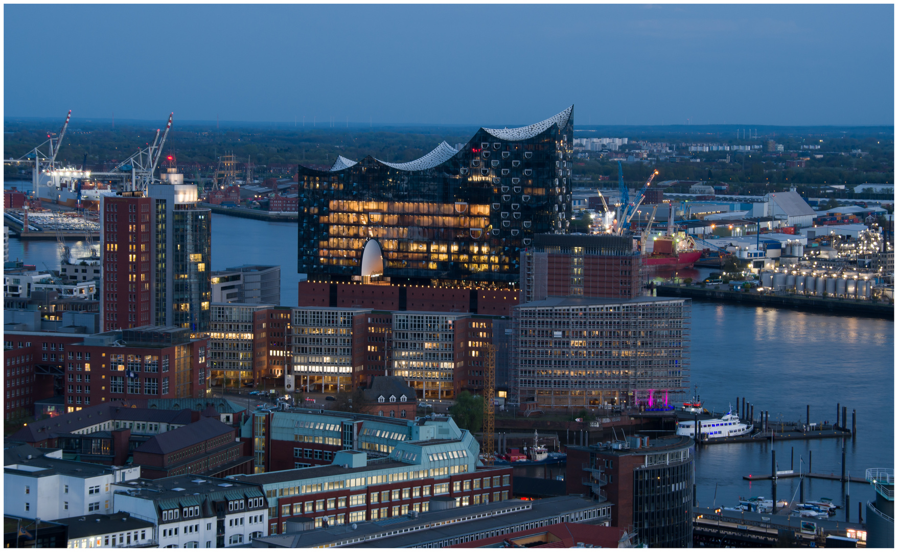 Die Elbphilharmonie  in der blauen Stunde fotografiert