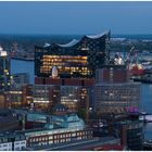 Die Elbphilharmonie  in der blauen Stunde fotografiert