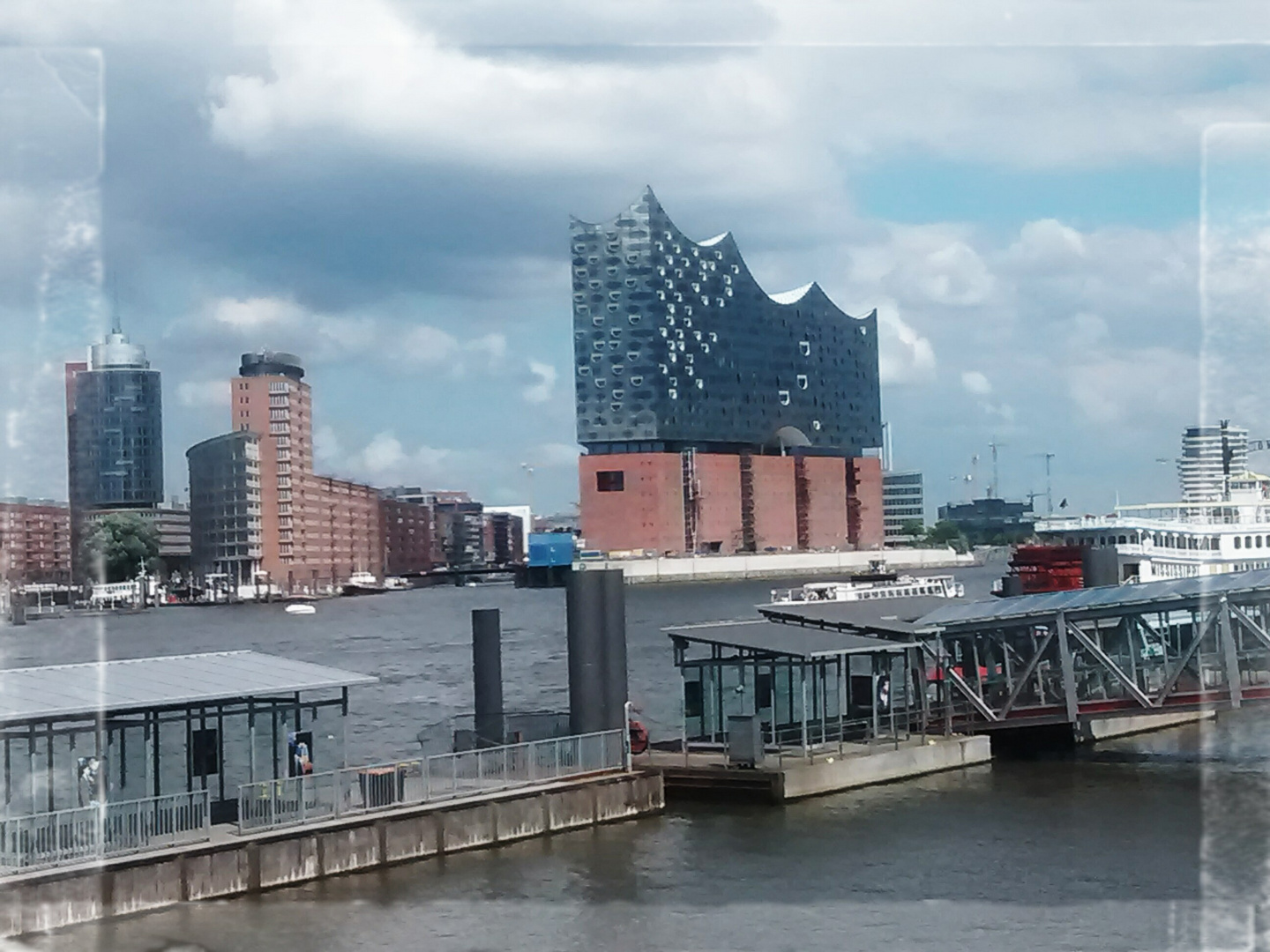 die Elbphilharmonie mit einem wundervollen Blick in die Speicherstadt