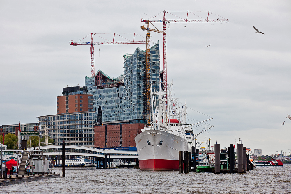 Die Elbphilharmonie nimmt....