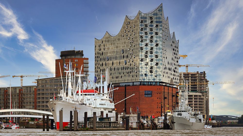 Die Elbphilharmonie u. die PNS Zulfiquar 251 