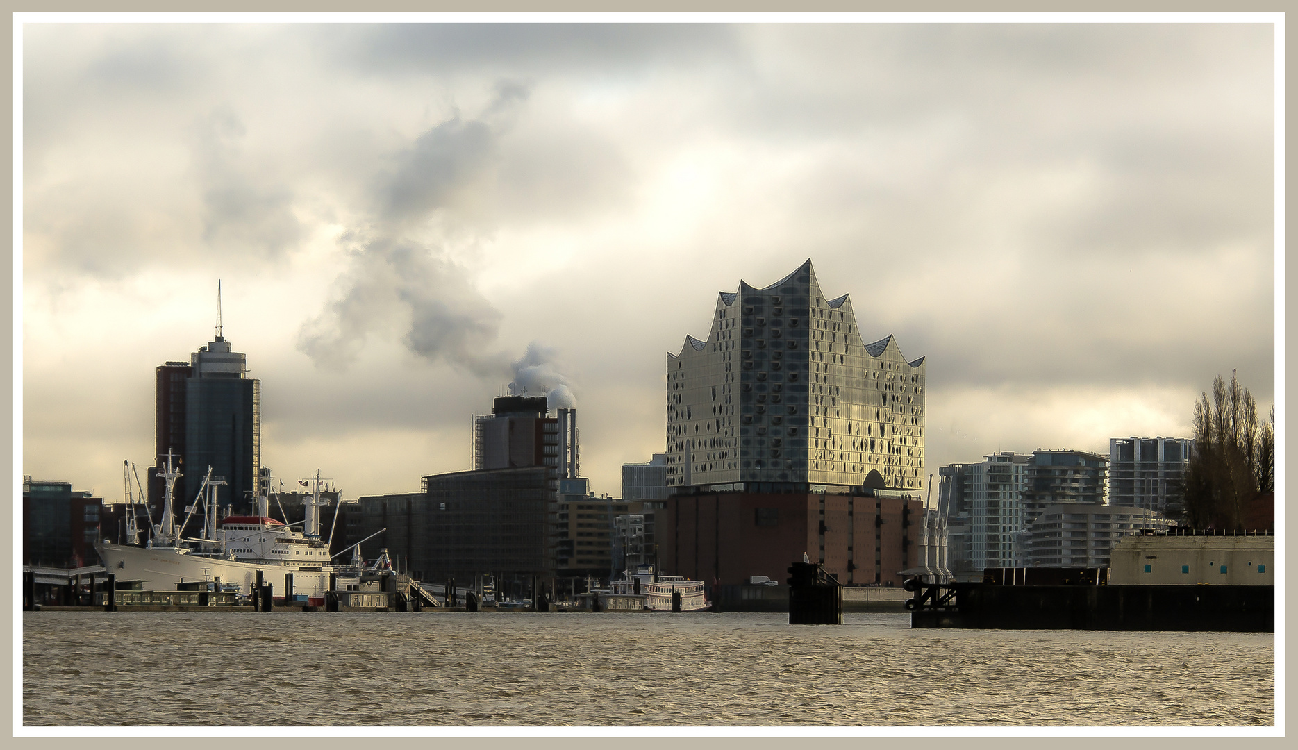 Die Elbphilharmonie vom Fischmarkt gesehen