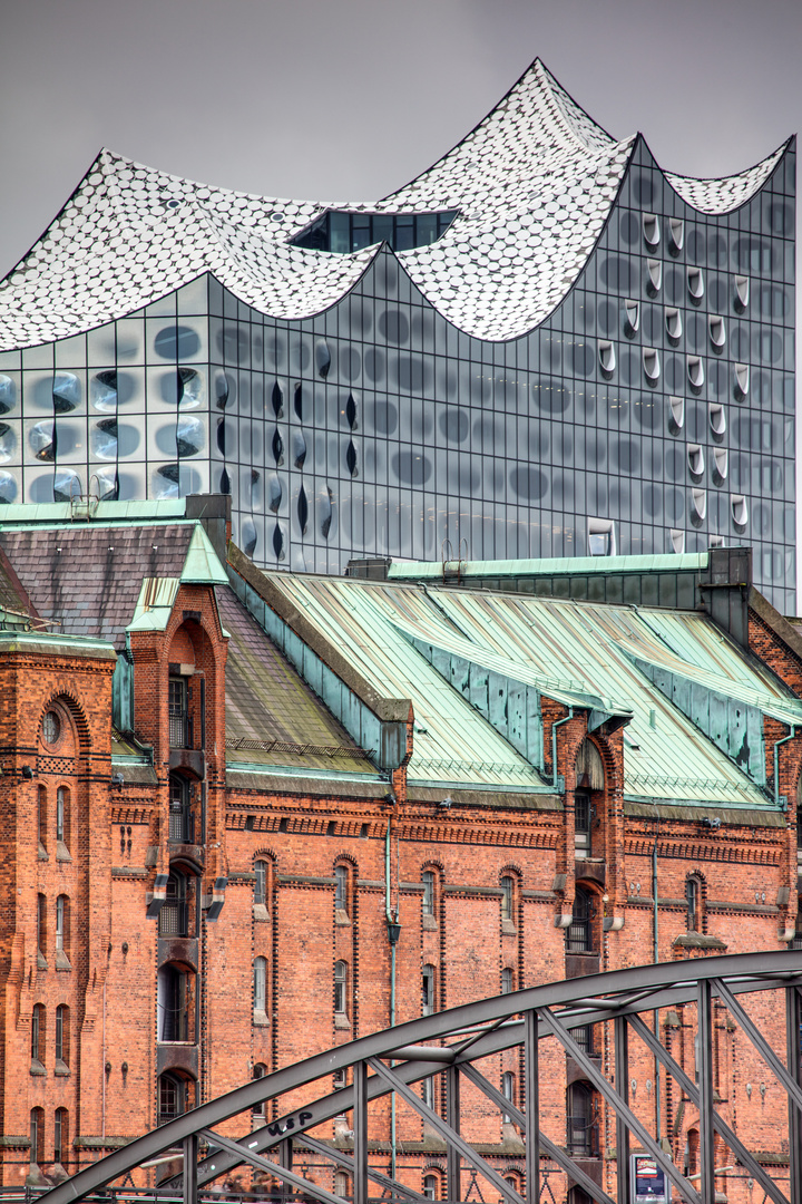 die Elbphilharmonie vs. Speicherstadt