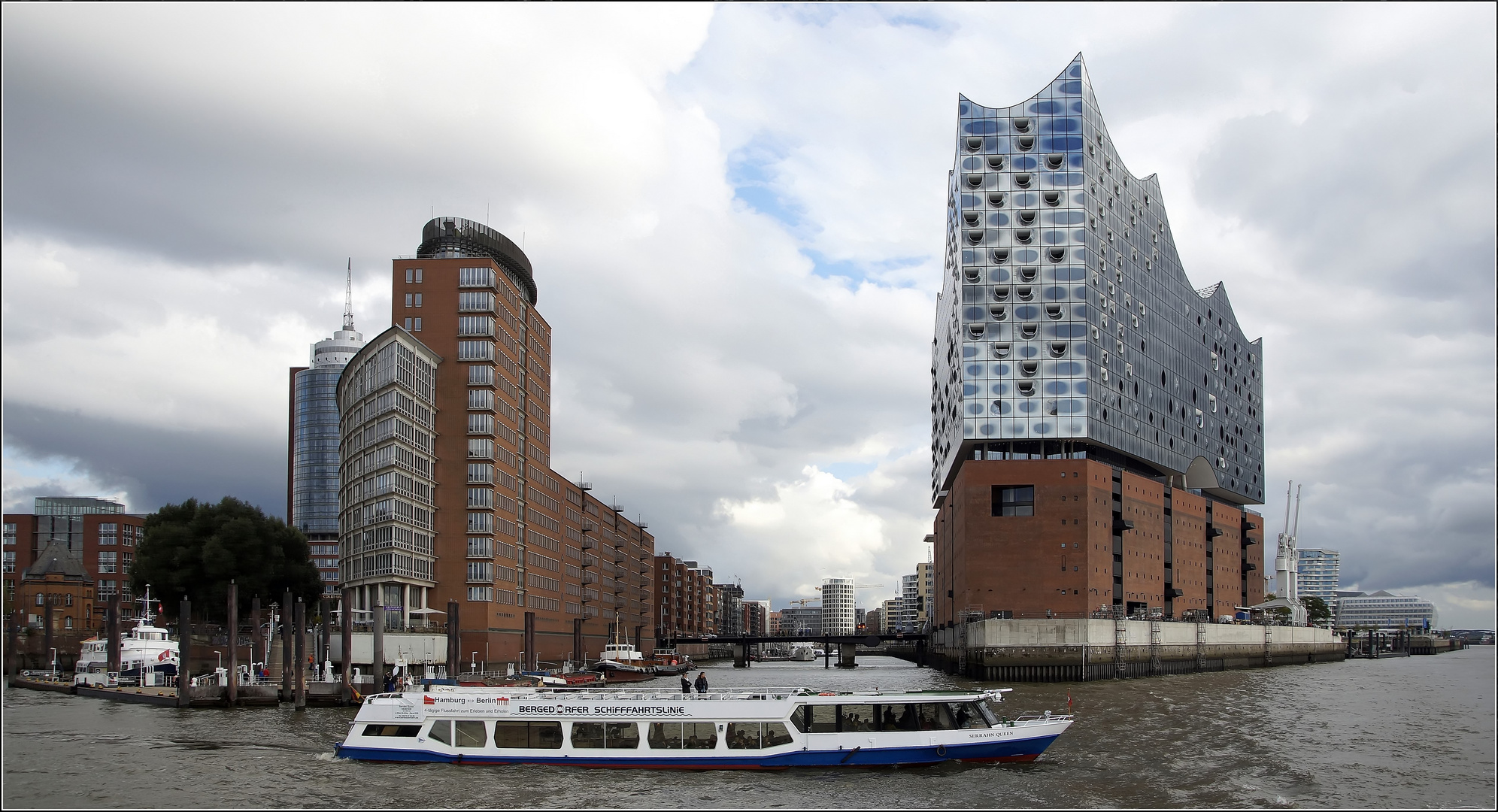 die Elbphilharmonie....geschmückt...mit Kränen