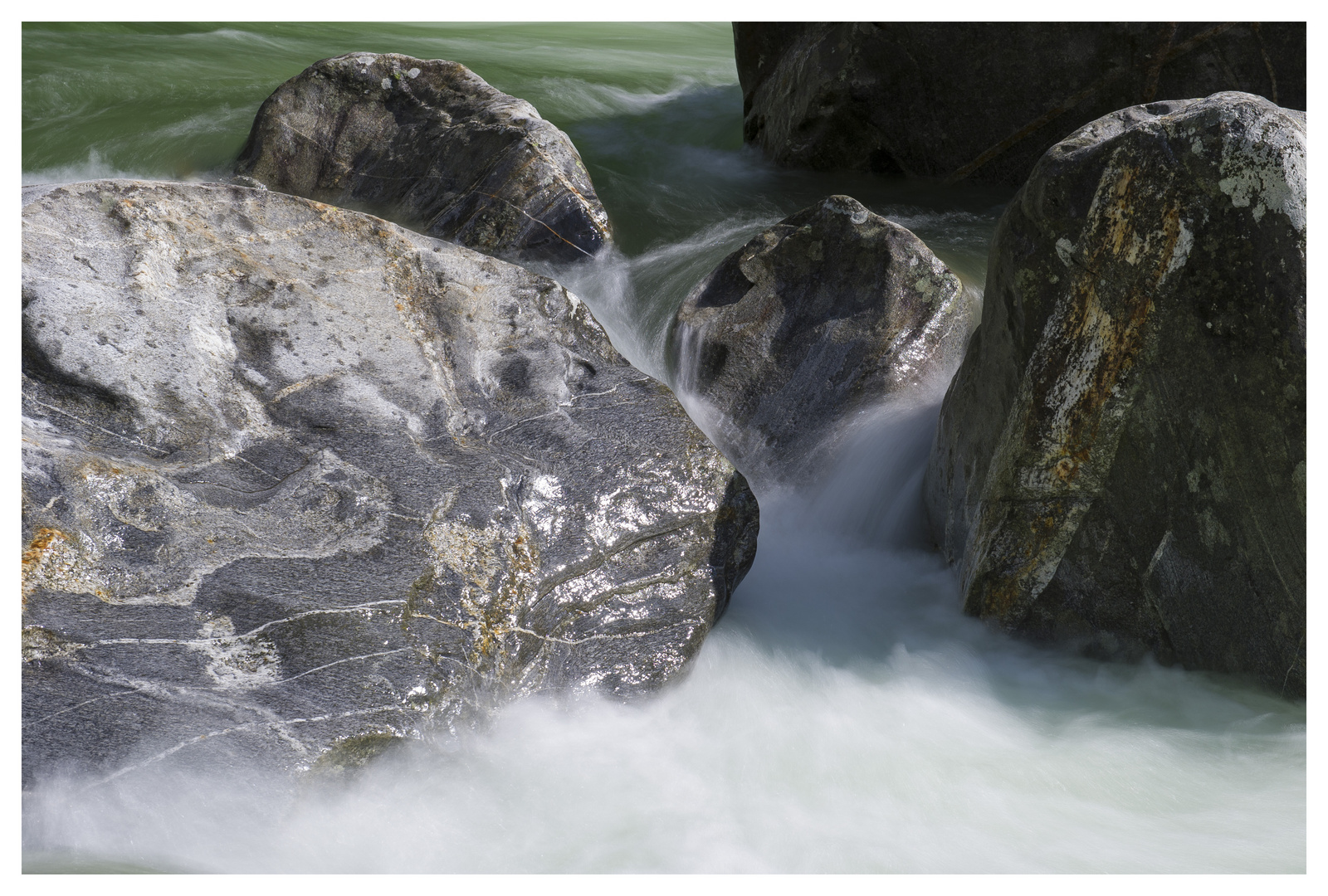 Die Elemente Felsen und Wasser