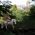 Die Elfe im Wald vor ihrem Schloß