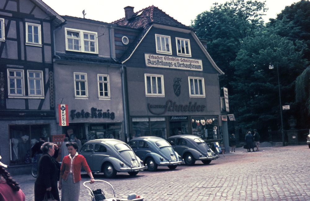Die Elfenbeinstadt Erbach in den 1960er Jahren - Drei parkende VW-Käfer