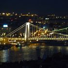 die Elisabethbrücke und die Kettenbrücke bei Nacht