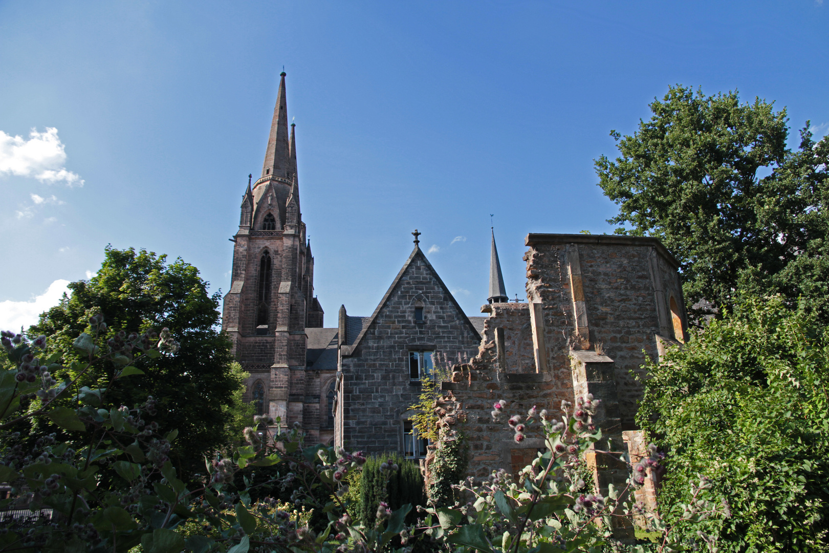 Die Elisabethkirche mit der Ruine der Franziskuskapelle in Marburg