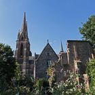 Die Elisabethkirche mit der Ruine der Franziskuskapelle in Marburg