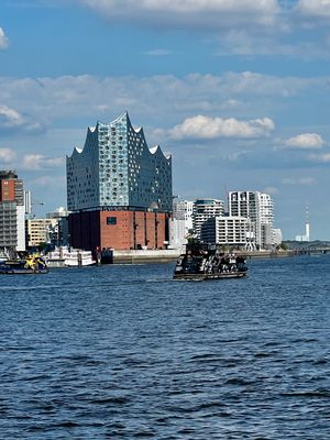 die Elphi in Hamburg von der Wasserseite aus