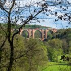 Die Elstertalbrücke natürlich gerahmt... .