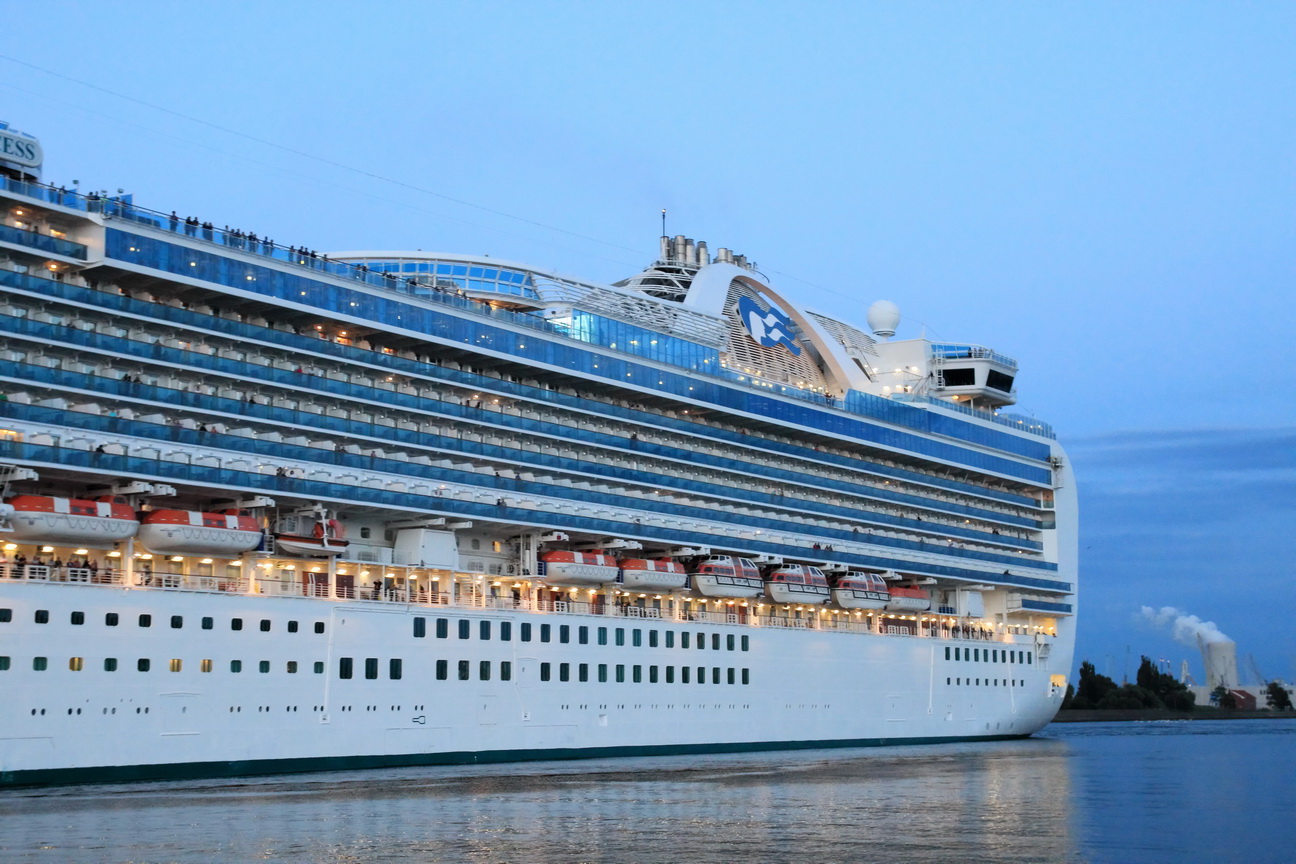 Die Emerald Princess verläßt Warnemünde