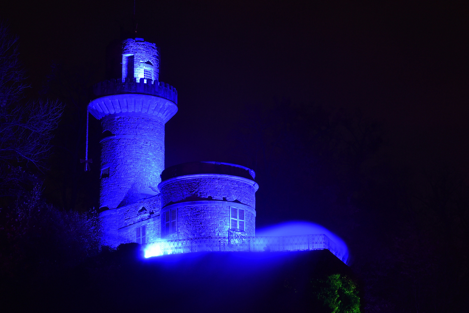 Die Emichsburg in Blau