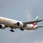 Die Emirates B777-31(H)ER im Anflug