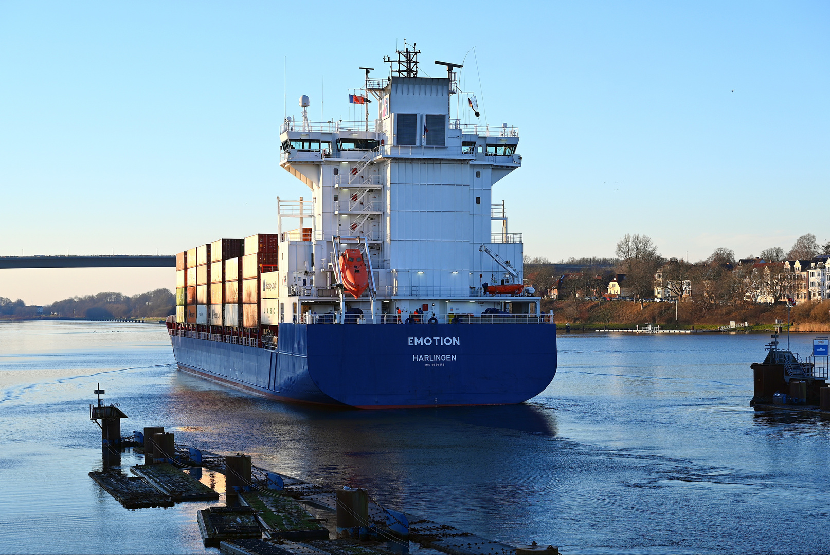 Die EMOTION verlässt die Schleuse Kiel Holtenau