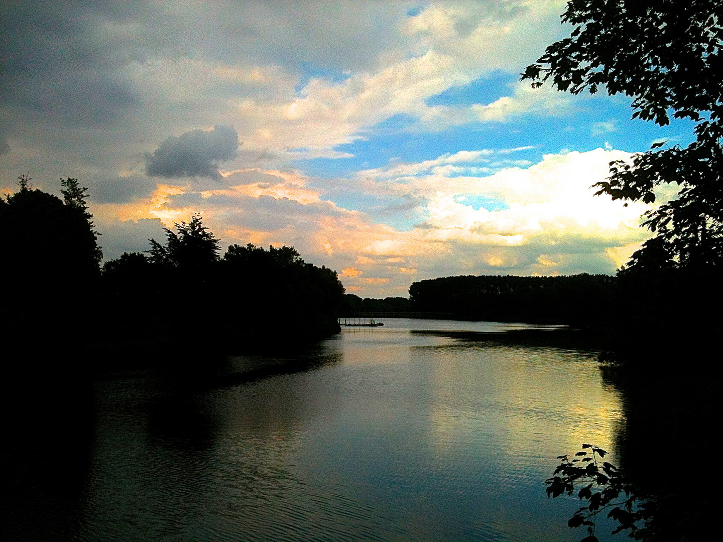 Die Ems bei Sonnenuntergang.