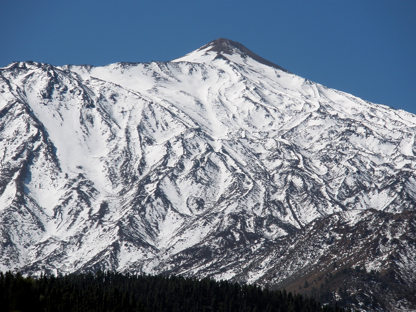 Die Ende März 2011 noch verschneiten Nordabstürze des Teide (Teneriffa)