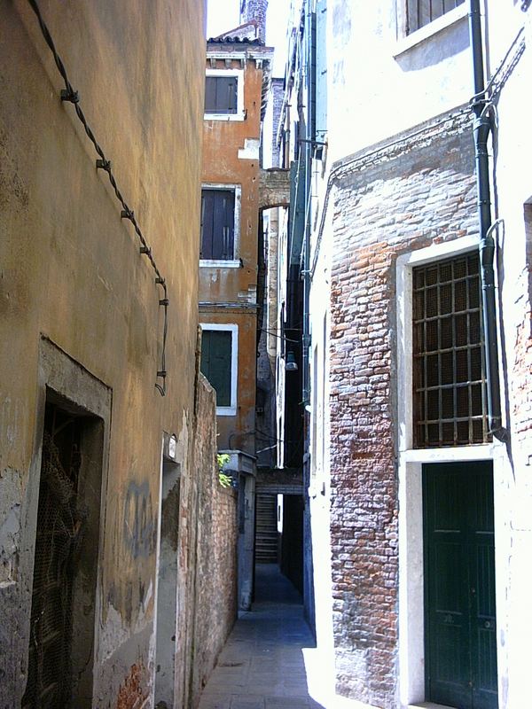 Die Enge - Ein Sommertag in Venedig