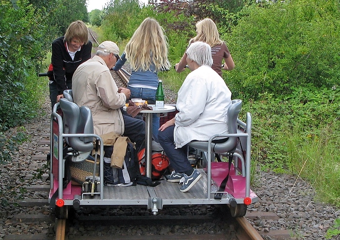 Die Enkel aus USA fahren ihre Großeltern