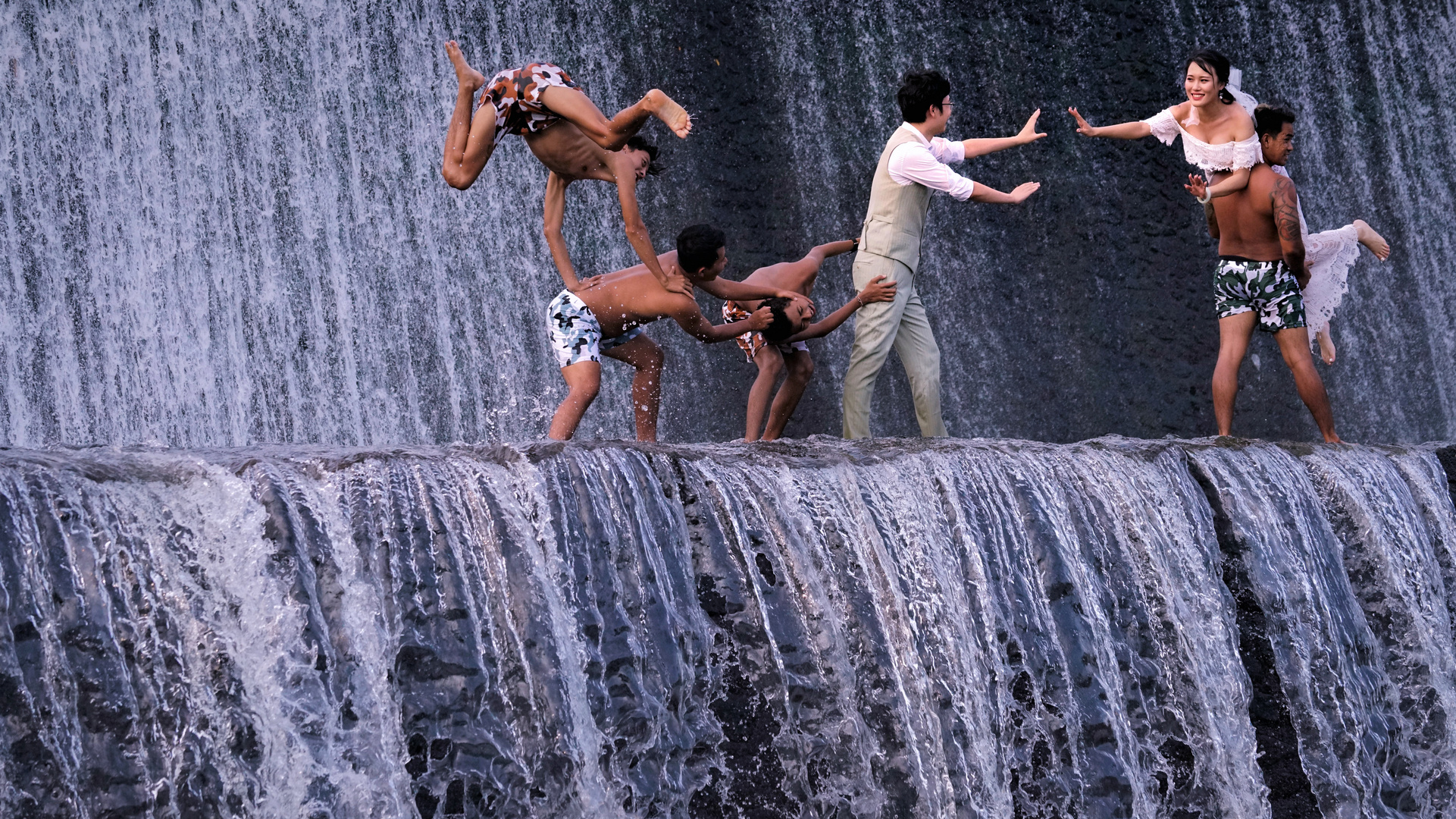 Die Entführung der Braut auf den Tukad Unda Falls Bali