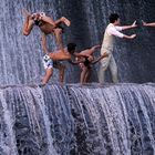 Die Entführung der Braut auf den Tukad Unda Falls Bali