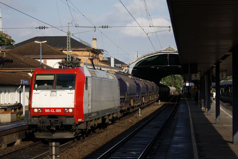 Die entklebte "185-CL 005" zieht im schönen Sonnenschein einen Güterzug durch Bonn