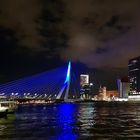Die Erasmusbrücke in blau