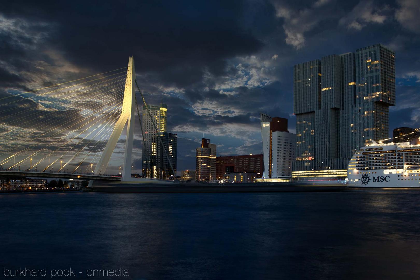Die Erasmusbrücke in Rotterdam bei Nacht