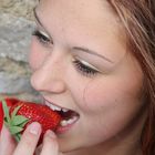 die Erdbeere schmeckt!